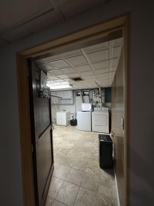 Building Photo - 1040 Daniels Farm Rd