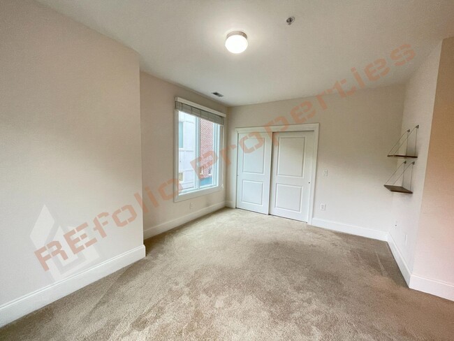 Building Photo - Bright and Airy! 3rd Floor 1 Bedroom 1 Bat...