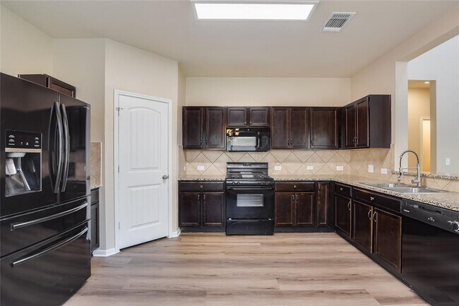 Building Photo - 604 Red Tails Dr