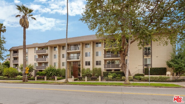 Building Photo - 809 S Bundy Dr