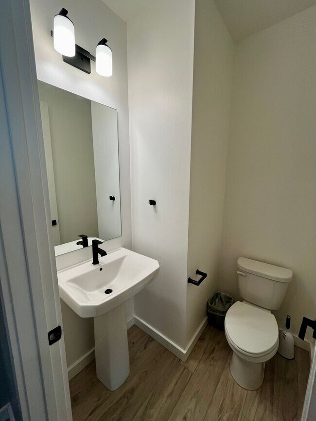 Building Photo - Modern 3-Bedroom Home Close to Gallatin Co...