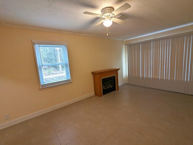 Building Photo - 1010 Pinetree Rd