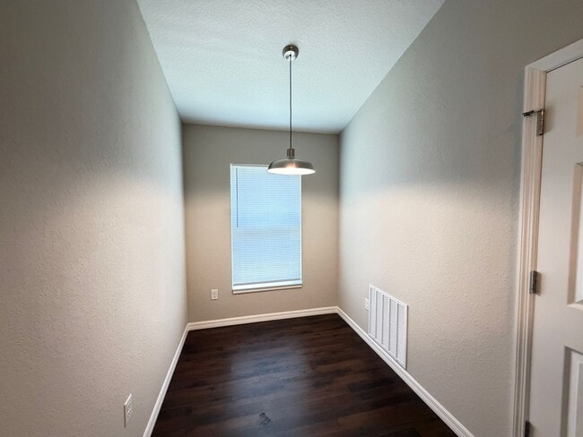 Building Photo - Spacious 3BR Home in Ocala | No HOA + Pet Friendly