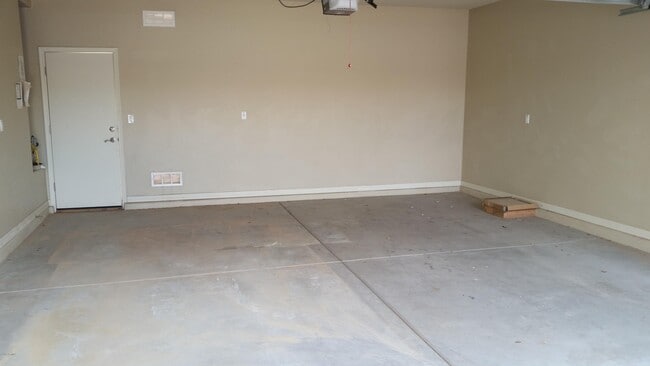 Building Photo - 5627 W Huntington Dr