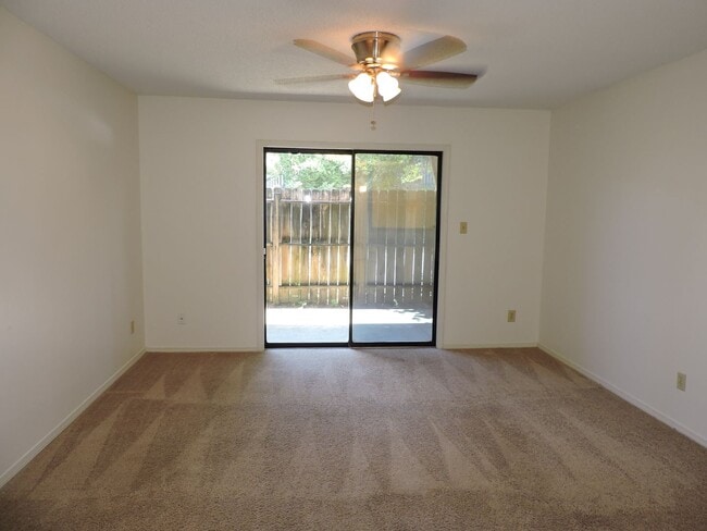 Building Photo - Convenient to schools, beaches, & shopping