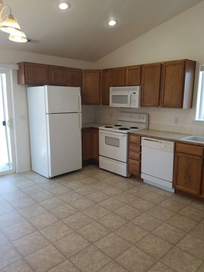 Building Photo - April Rent FREE - Double Car Garage & Fenced Yard