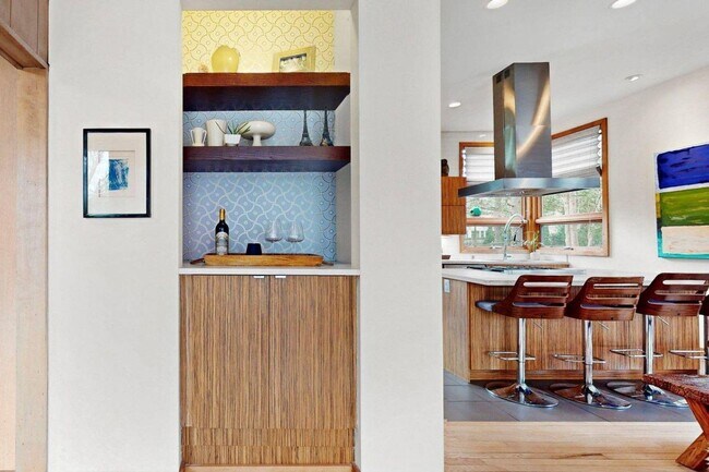 Building Photo - Mid-Century Home