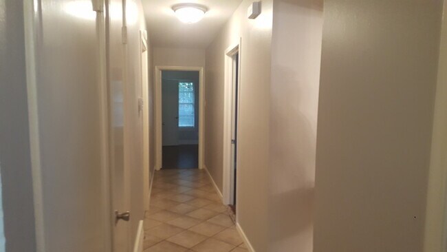 Building Photo - No App Fee. $500 Off 1st Months Rent with ...