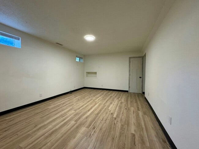 Building Photo - 831 Silver St