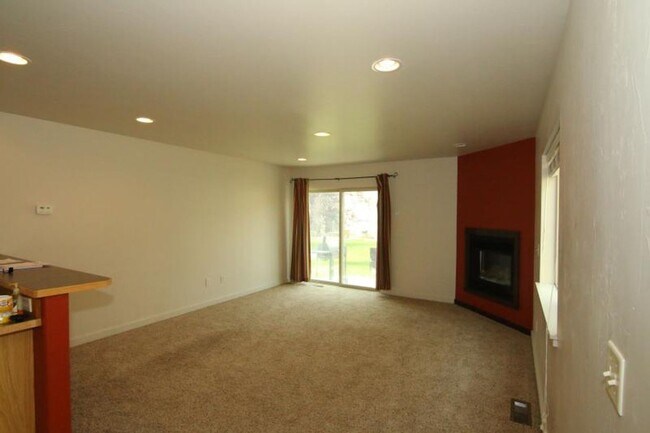 Building Photo - 935 Forest Glen Dr