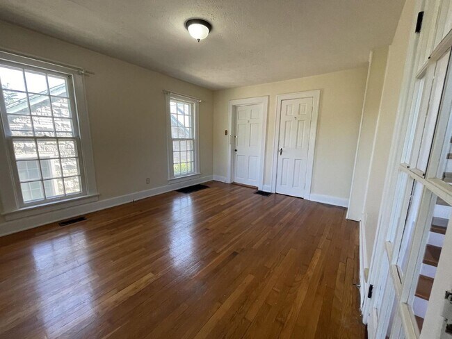 Building Photo - 405 S Eagleson Ave