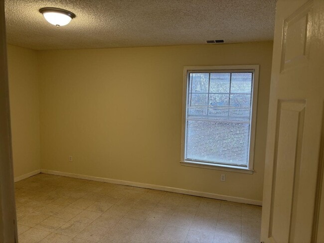 Building Photo - 643 McWhirter Ave