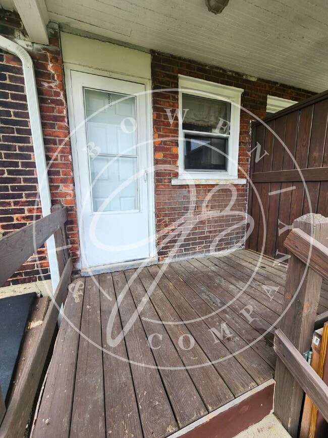 Building Photo - 2 bed 2 story townhouse! Individual baseme...