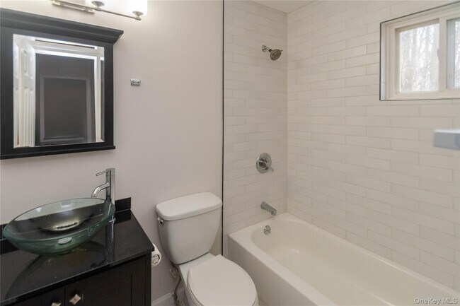 Building Photo - 11 Fishkill Glen Dr