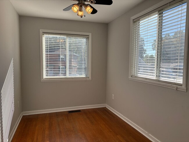 Building Photo - 4 Bedroom, 2 Bathroom House in Greensboro!