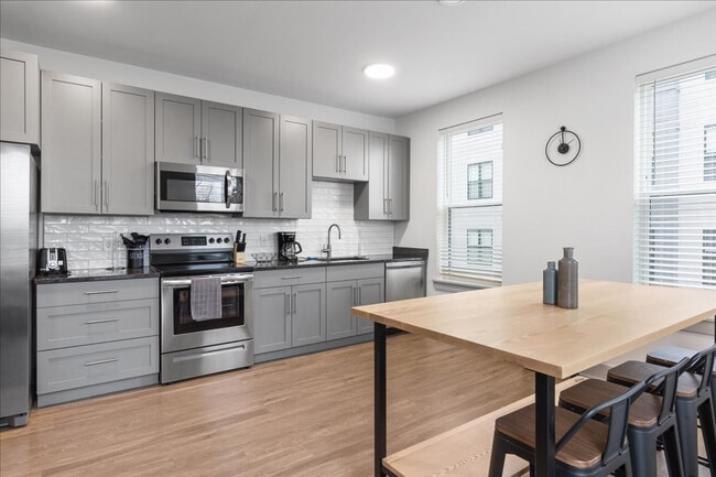 Building Photo - 2039 Woodburn Ave