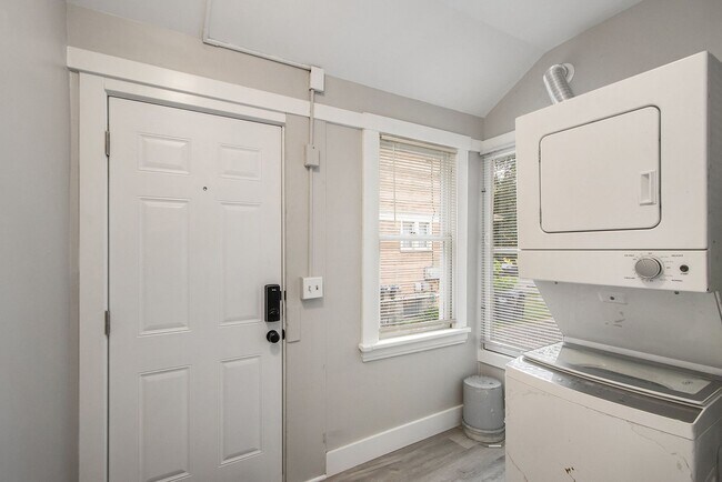 Building Photo - $1495 Tastefully furnished 1BR Apartment |...