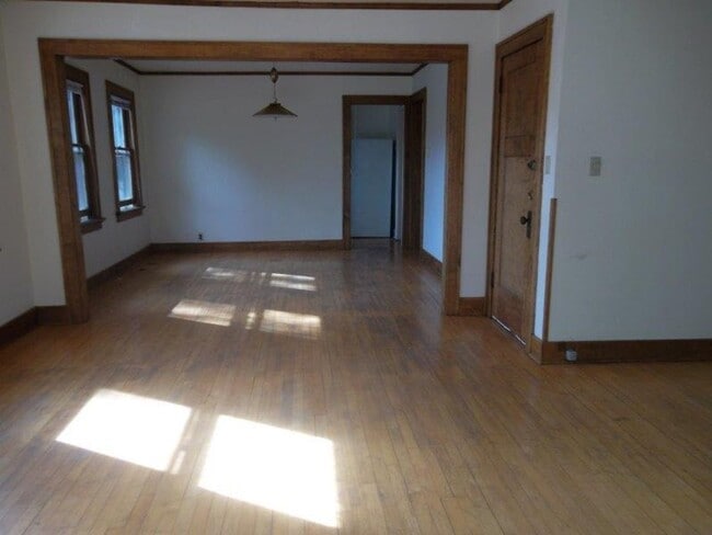 Building Photo - 1108 E Johnson St