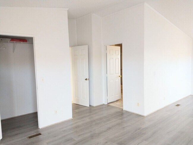 Building Photo - 239 Castlebury Ln