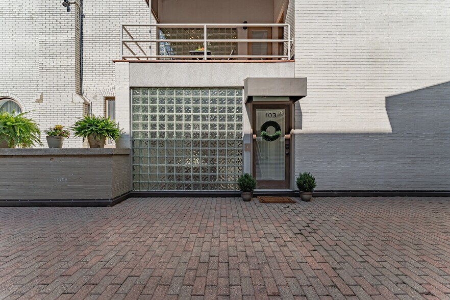 Building Photo - 5030 5th Ave