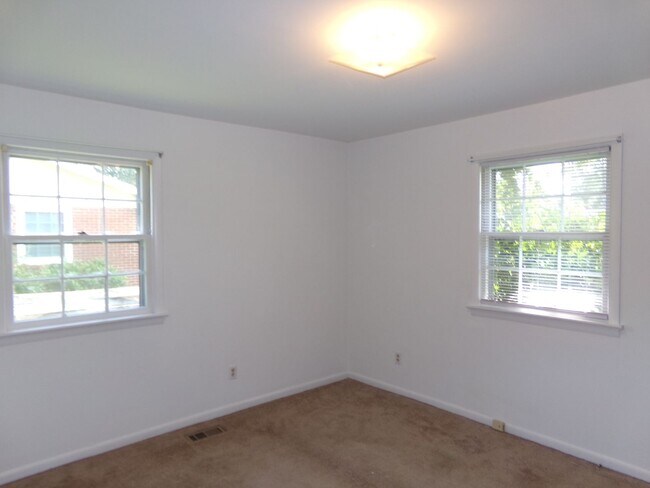 Building Photo - Great Family home