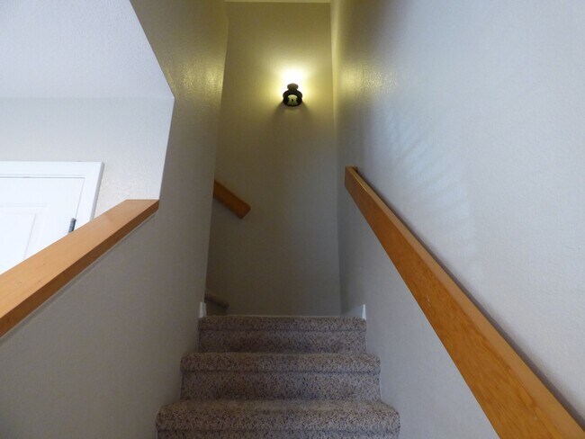 Building Photo - 805 Summer Hawk Dr
