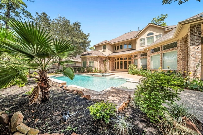 Building Photo - Exceptional 5-bedroom home (2 down) in desirable Woodlands Country Club with landscape & pool mai...