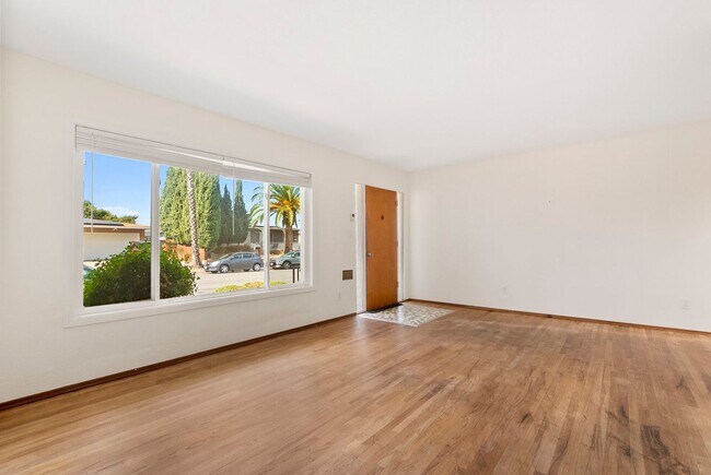 Building Photo - Large 3 Bedroom 2 Bathroom House in La Mesa!