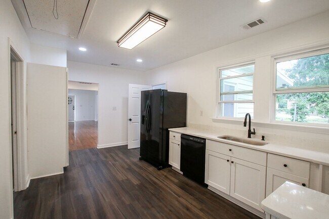 Building Photo - Spacious 4 Bedroom, 2.5 Bath Home in Savan...