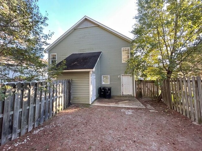 Building Photo - Northeast Townhome