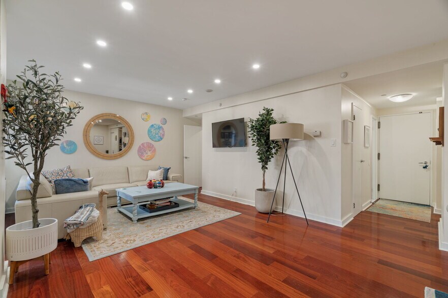 Building Photo - 225 S 18th St