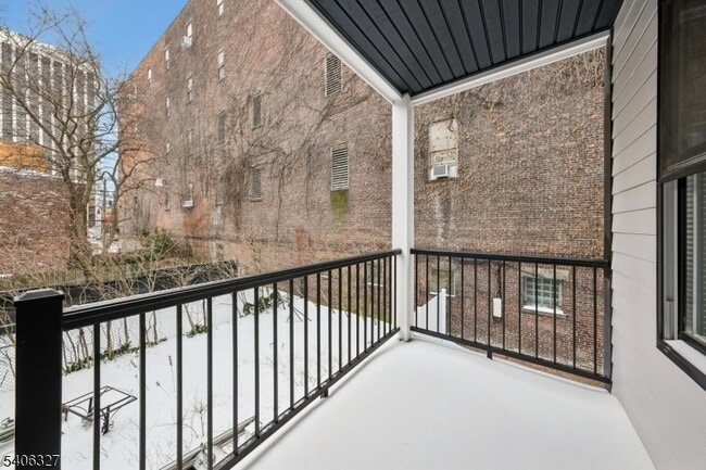 Building Photo - 52 James St