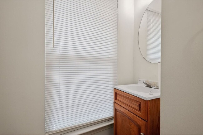 Building Photo - 2710 Red Oak Ln