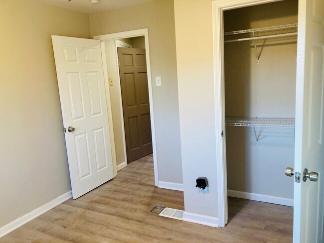 Building Photo - Recently Renovated Micro One Bedroom Apartment! May 1 move in!