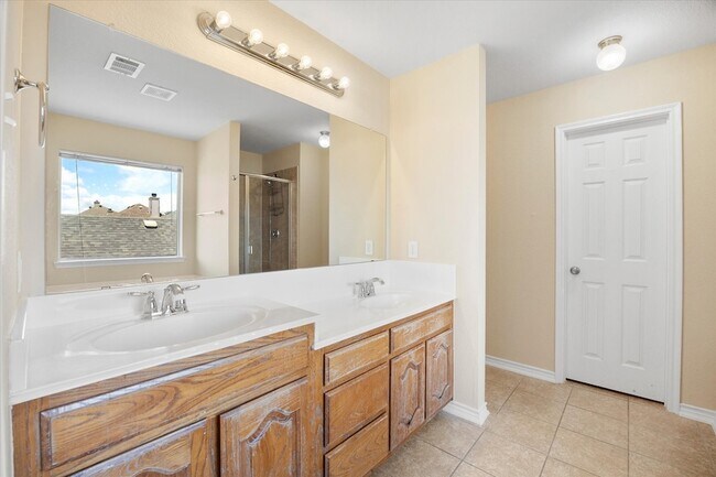 Building Photo - 1100 Camelot Dr