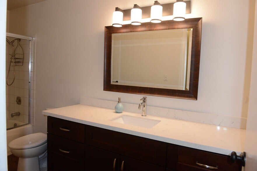 2nd Bathroom with Bathtub - 11430 99th Pl NE