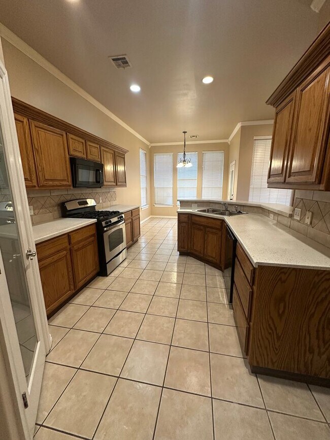 Building Photo - 2504 Thomas Dr