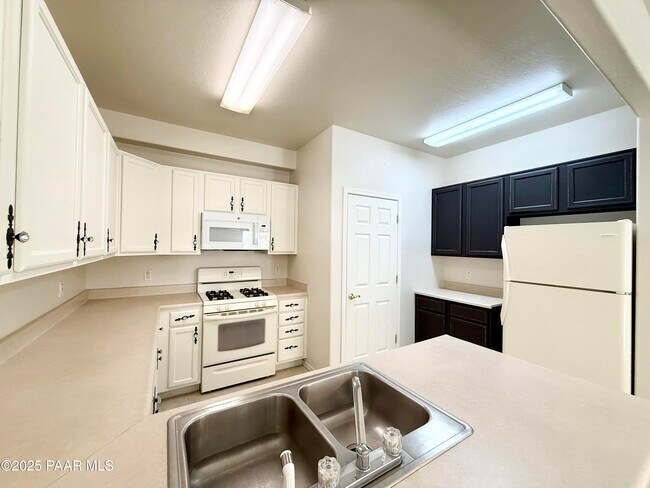 Building Photo - 1131 Hughes St