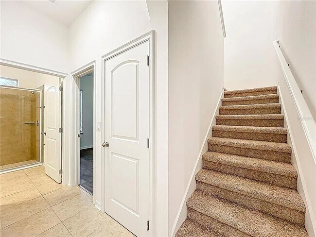 Building Photo - Spacious 5 Bedroom 4 Bathroom Home in Wind...