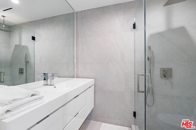 Building Photo - 201 S Bedford Dr