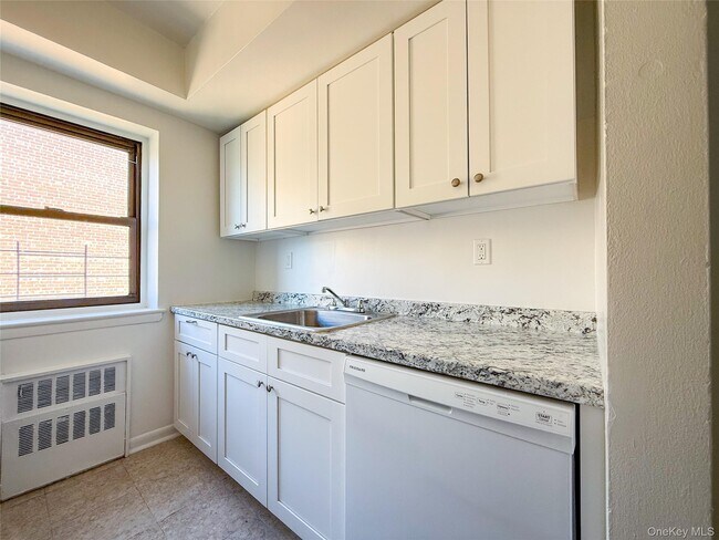 Building Photo - 2545 Sedgwick Ave