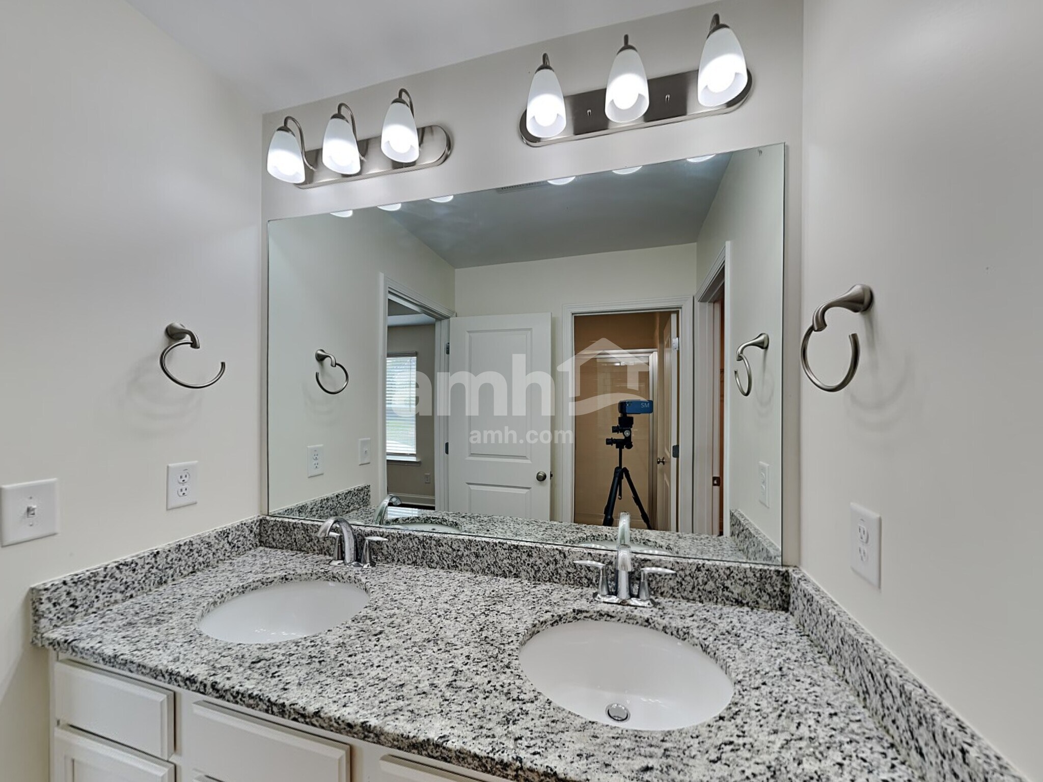 Building Photo - 8138 Willowbank Way