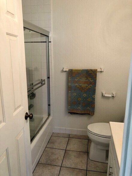 Full Bathroom - 12 Hepburn Heights Rd