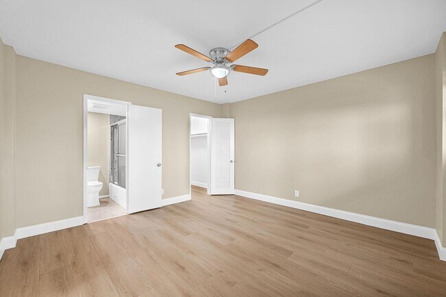 Building Photo - 1161 Hillsboro Mile Unit 207