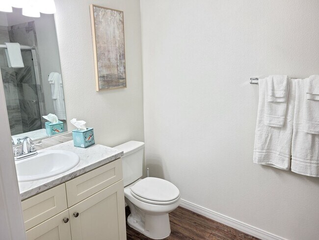 Building Photo - NEW LUXURY ONE BEDROOM APARTMENT FULLY FUR...