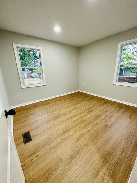 Building Photo - 5906 Leewood Ave