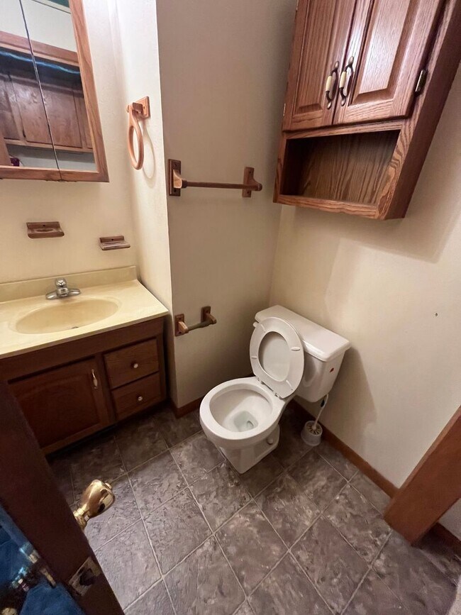 Building Photo - 2 bedroom 1.5 Bathroom House!