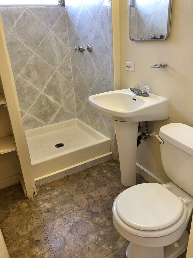 Building Photo - Lusitana Hale- 1 Bdrm, 1 Bath, and 1 Covered Parking with utilities included!