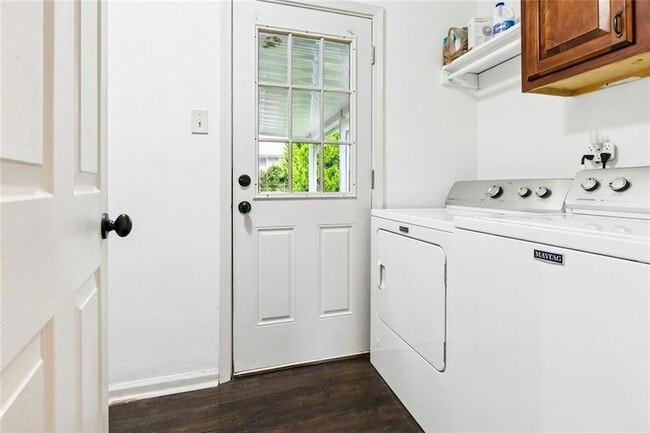 Building Photo - 1433 Poinsettia Dr