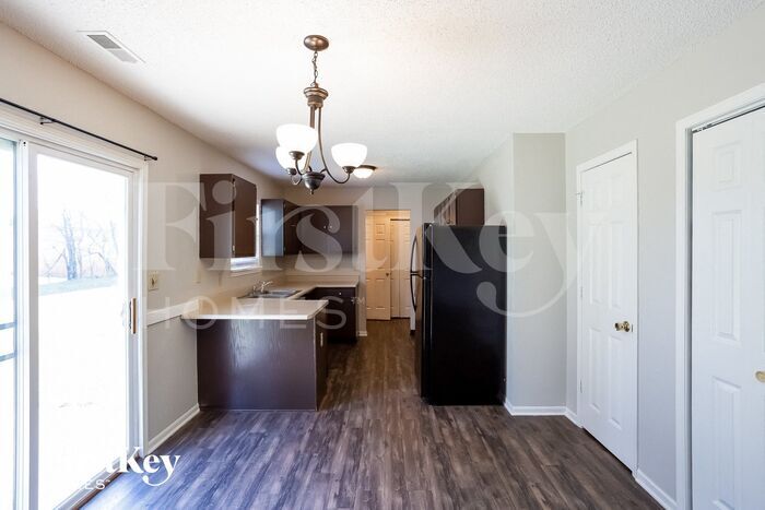 Building Photo - 18009 Sanibel Cir